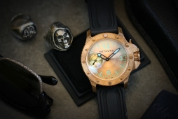 Embrace the aging case and dial of the Nethuns ORO BRONZO